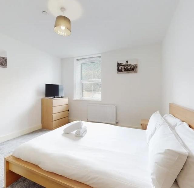 Spacious Two Bedroom Apartment With Valley Views Abertillery Extérieur photo