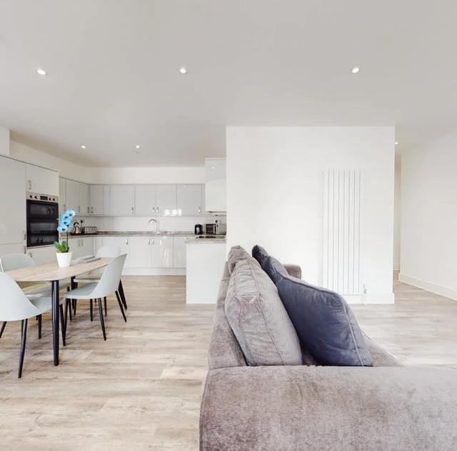 Spacious Two Bedroom Apartment With Valley Views Abertillery Extérieur photo