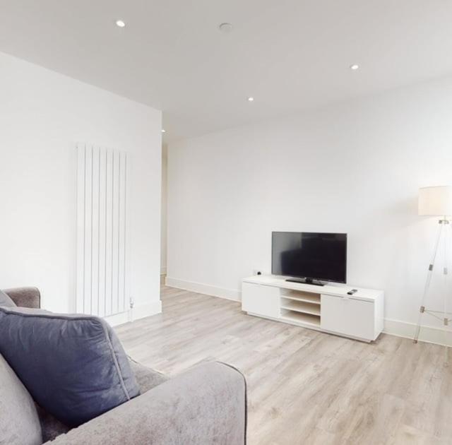 Spacious Two Bedroom Apartment With Valley Views Abertillery Extérieur photo