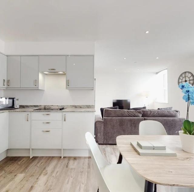 Spacious Two Bedroom Apartment With Valley Views Abertillery Extérieur photo